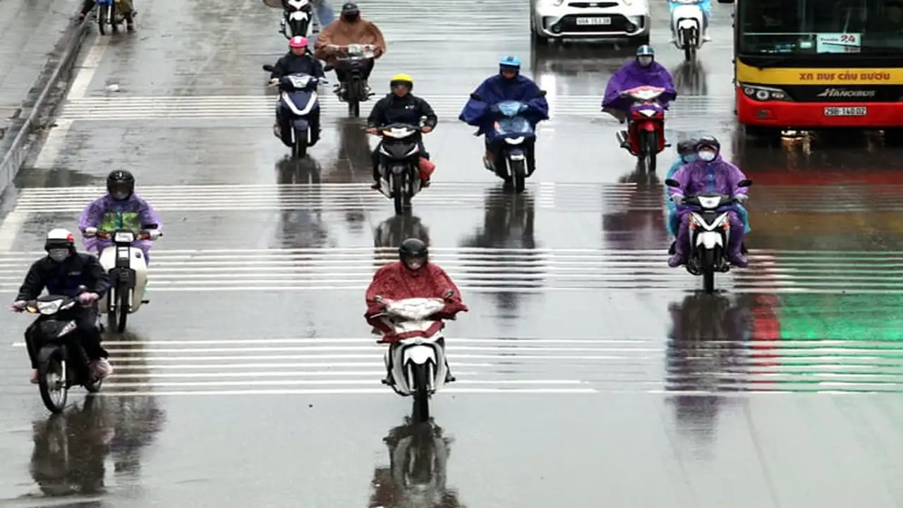 أمطار خفيفة تسبق عواصف رعدية متوقعة فوق المناطق الجبلية في شمال فيتنام